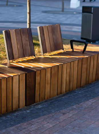 un banc en bois dans un espace public