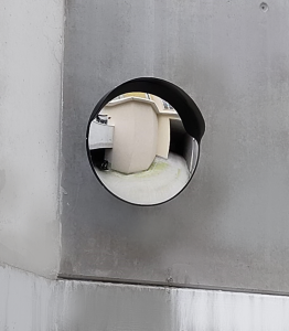 Un miroir routier dans une sortie de sous terrain