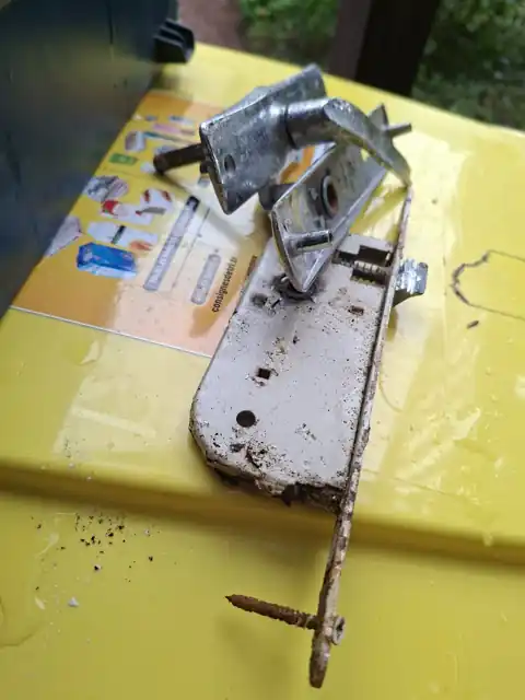 Ancienne serrure rouillée déposée de la porte du local à déchets
